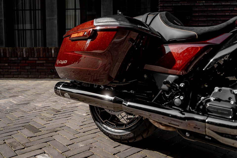 H-D CVO 4.5" Exhaust, Dark Chrome & CVO End Cap Adapter, Aluminum - Image 3