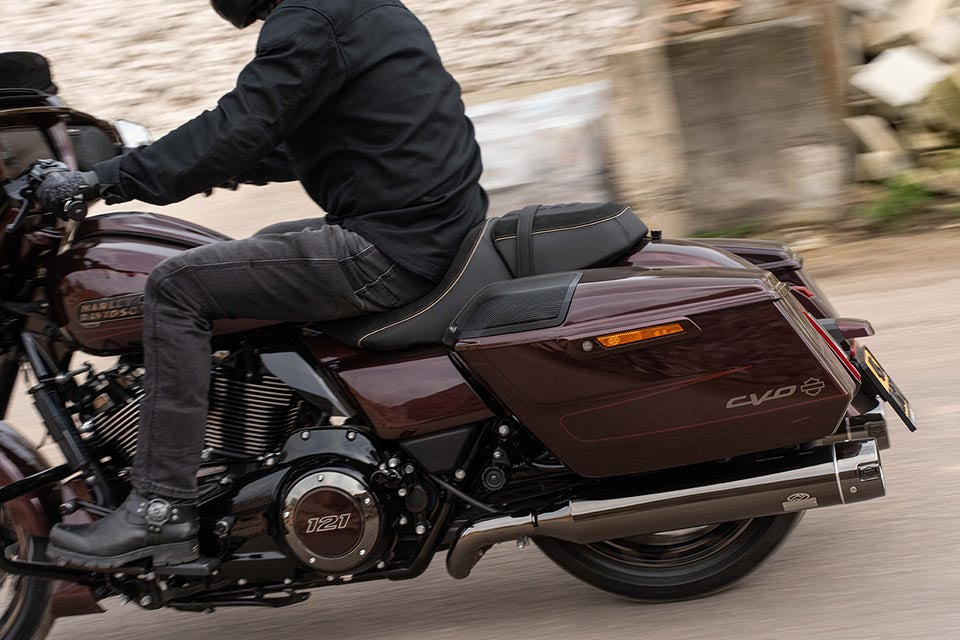 H-D CVO 4.5" Exhaust, Dark Chrome & CVO End Cap Adapter, Aluminum - Image 2