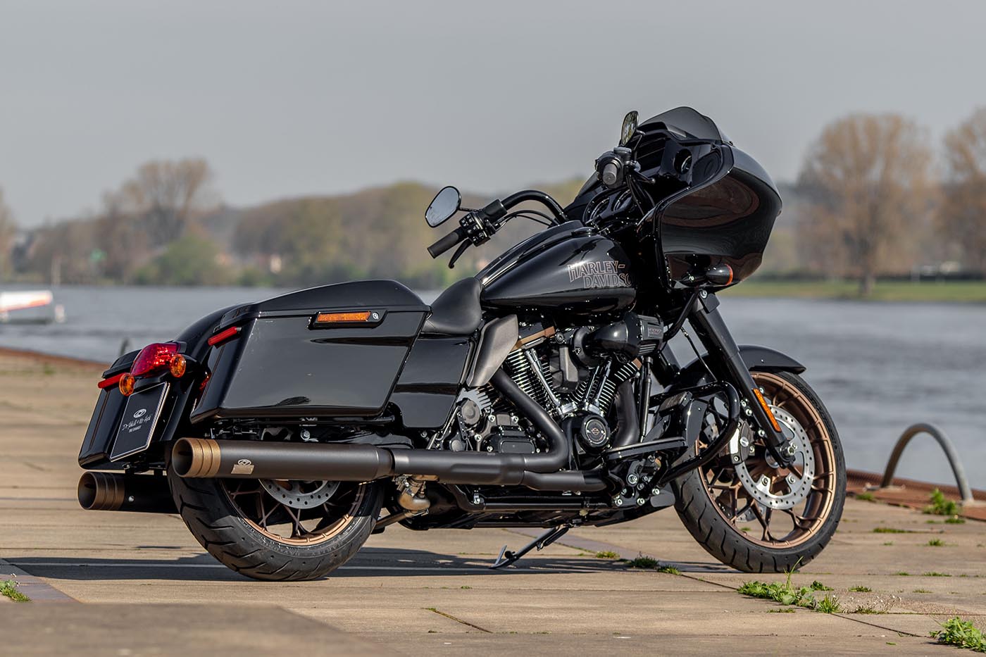 The Harley-Davidson Road Glide with a Exhaust by Dr. Jekill & Mr. Hyde®